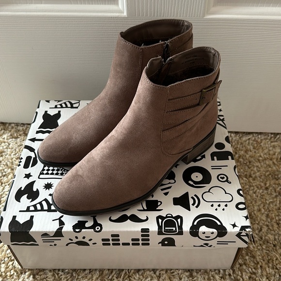 ✨Bamboo grayish taupe ankle boots with original box - Picture 2 of 7